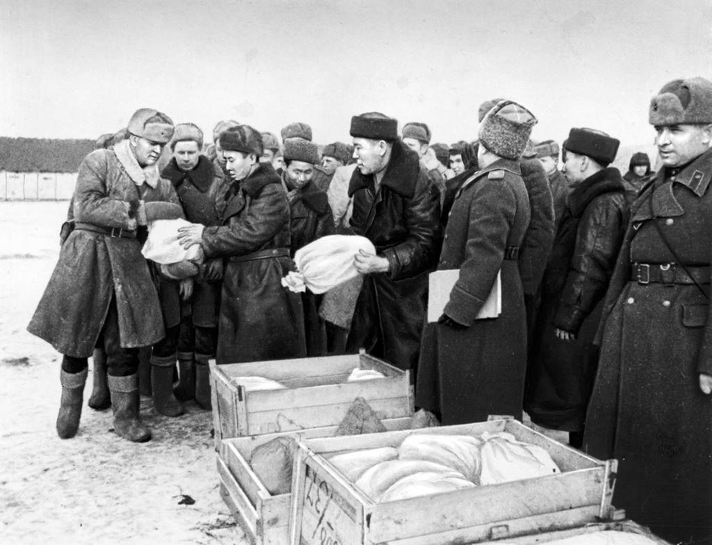 Монгольская делегация вручает подарки советским воинам. 1-й Украинский фронт. 1944